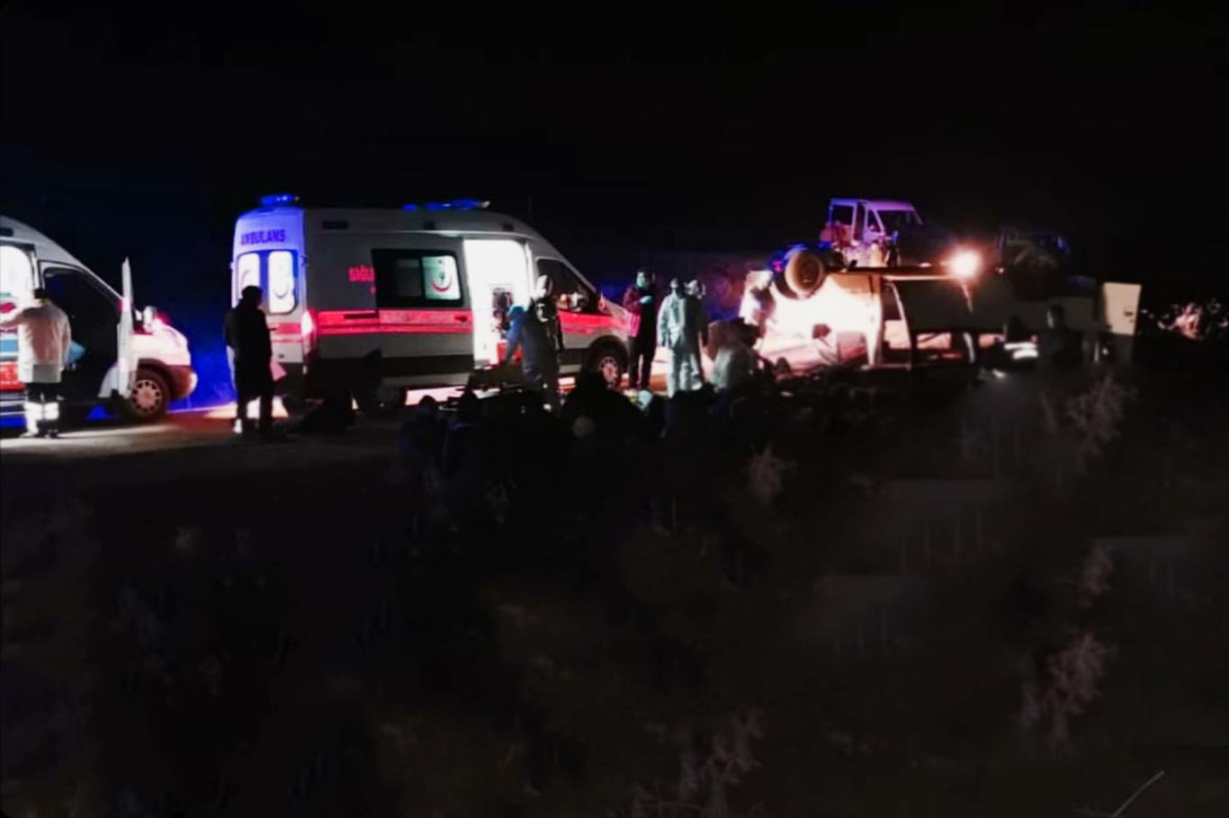 Van’da düzensiz göçmenleri taşıyan minibüs devrildi: 20 yaralı